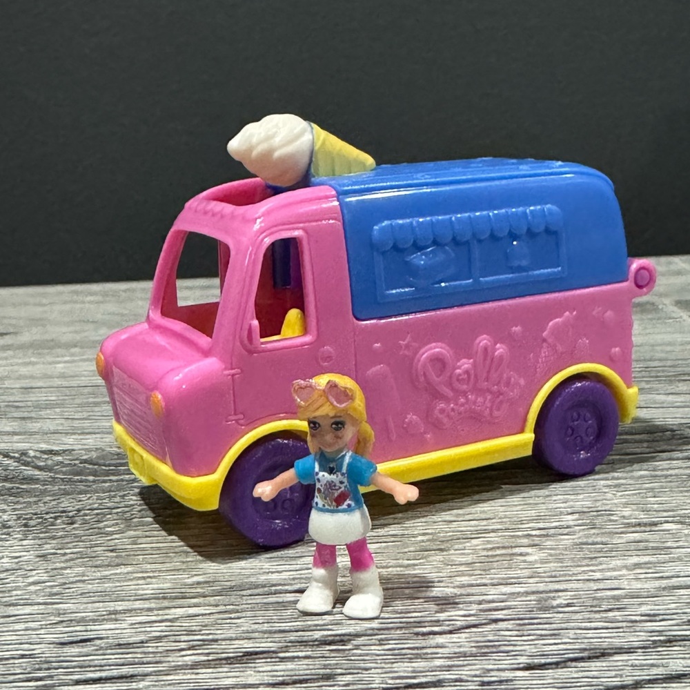 Micro Polly Pocket: Ice Cream Truck - Mini Doll and Truck